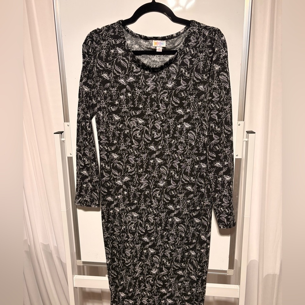 Chic Black and White Patterned Long Sleeve Dress